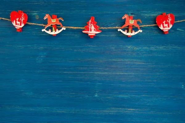 Decoraciones de Navidad de madera roja en el fondo de madera azul, vista superior . — Foto de Stock