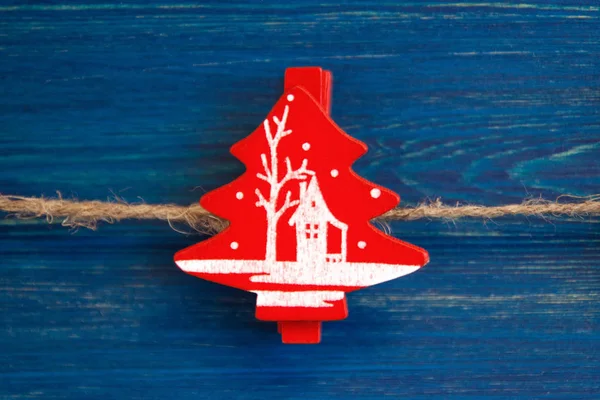 Decoração de Natal de madeira vermelha e branca no fundo de madeira azul, vista superior . — Fotografia de Stock