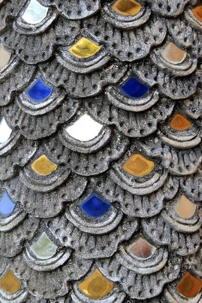 Fragmento de la decoración de la pared de colores en un templo. Chiangmai, Tailandia . — Foto de Stock
