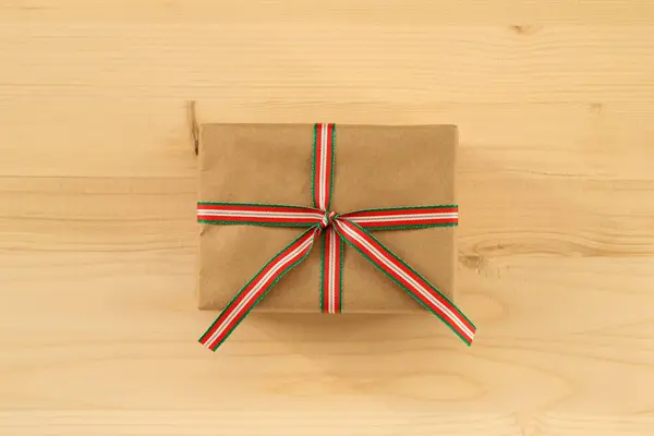 礼品盒包装的工艺纸和彩色丝带的木制背景 顶部视图 — 图库照片
