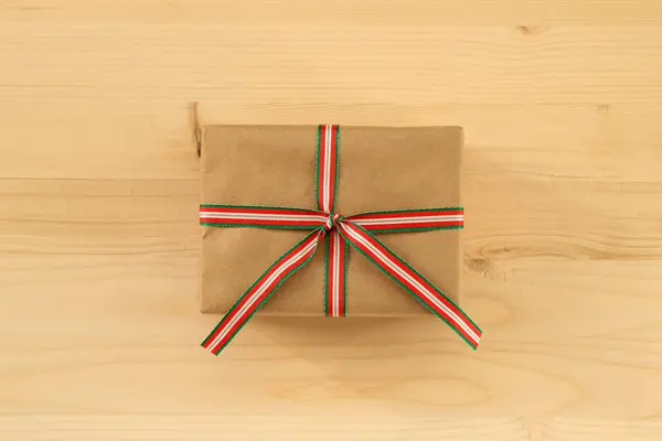 Caja Regalo Envuelta Papel Artesanal Cinta Colores Fondo Madera Vista — Foto de Stock