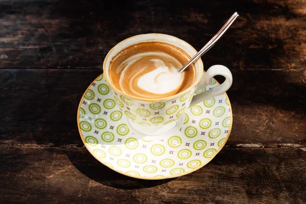 Hot Cappuccino Dalam Cangkir Putih Hijau Atas Meja Kayu Kafe — Stok Foto