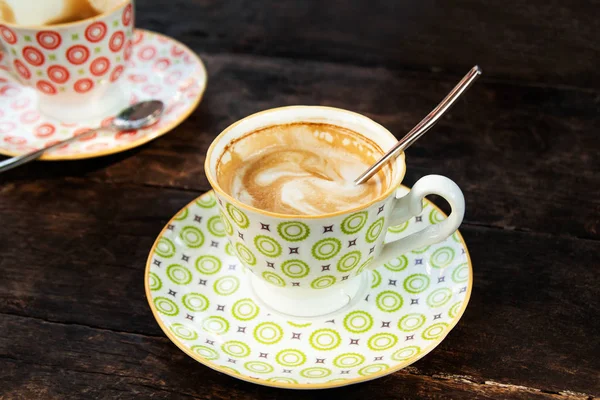 Dua Cangkir Berwarna Warni Dengan Cappuccino Panas Atas Meja Kayu — Stok Foto