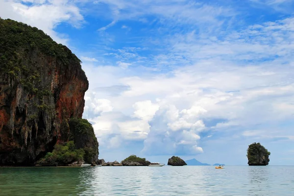 Festői Kilátás Tenger Hajók Sziklák Railay Beach Krabi Thaiföld — Stock Fotó