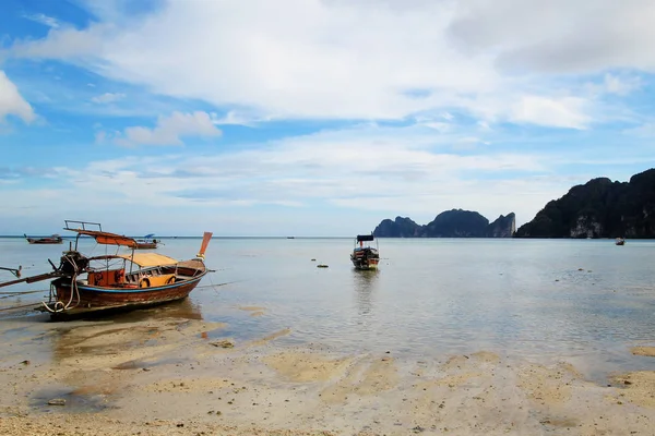 Vyn Långa Båtarna Kusten Havet Lågvatten Phi Phi Thailand — Stockfoto