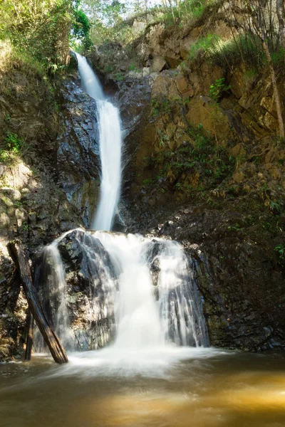 Schilderachtig Uitzicht Mae Yen Waterval Met Wit Water Een Zonnige — Stockfoto