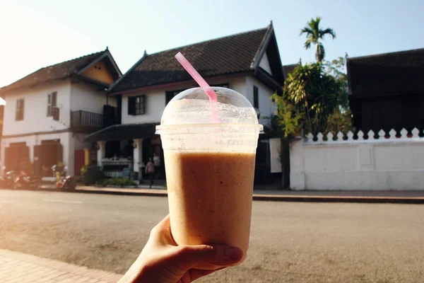 Tangan Wanita Dengan Gelas Plastik Besar Dari Campur Buah Goyang — Stok Foto