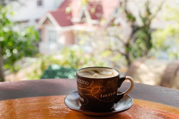 Чашка Горячим Молочным Кофе Красочном Деревянном Красочном Столе Кафе Фоне — стоковое фото