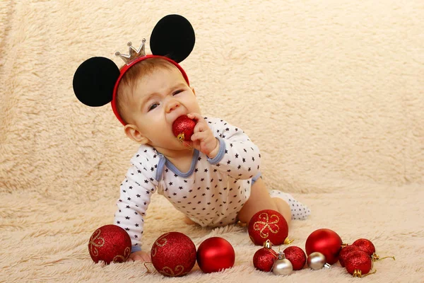 Cute Little Girl Uszami Myszy Siedzi Beżowym Kratę Gra Czerwonymi — Zdjęcie stockowe