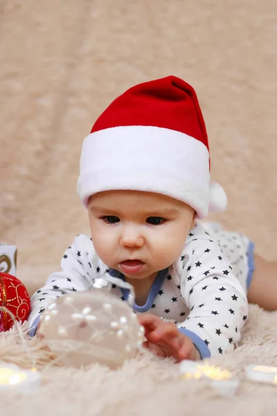 Cute Little Girl Santa Claus Czerwony Kapelusz Jest Gra Białym — Zdjęcie stockowe