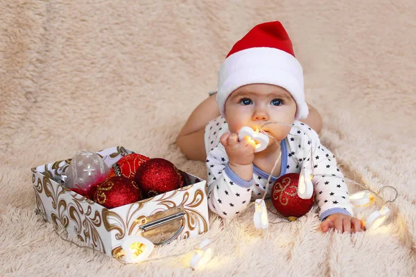 Cute Little Girl Santa Claus Czerwony Kapelusz Bawi Się Kulki — Zdjęcie stockowe