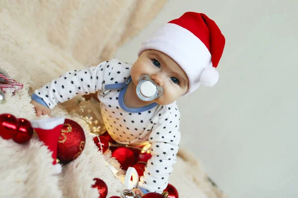 Cute Little Girl Santa Claus Czerwony Kapelusz Smoczek Jest Gra — Zdjęcie stockowe