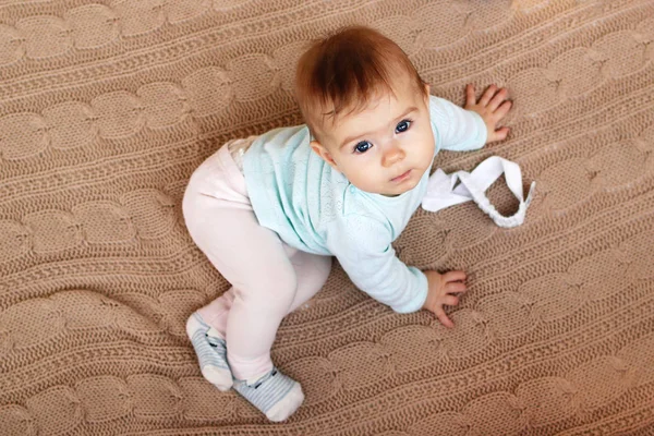 Bella Bambina Con Gli Occhi Azzurri Capelli Biondi Seduta Plaid — Foto Stock