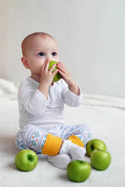 緑のリンゴで遊んで白い上に1歳の少女の肖像画 子供の健康食品 — ストック写真