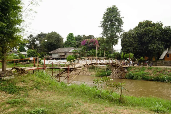 Blick Auf Eine Bambusbrücke Über Den Kleinen Gebirgsfluss Mit Häusern — Stockfoto