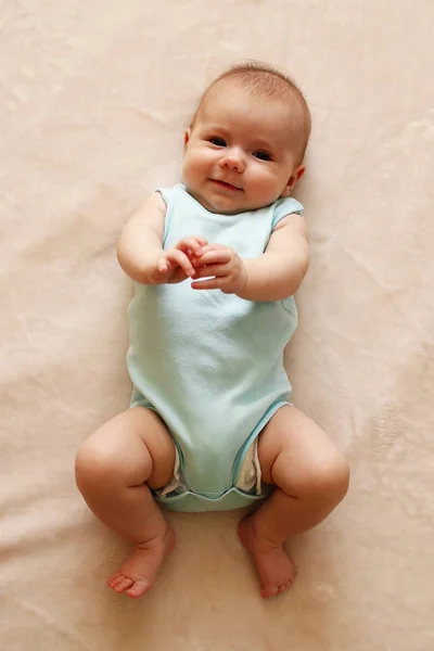 Carino Sorridente Bambino Tre Mesi Body Blu Sdraiato Una Coperta — Foto Stock