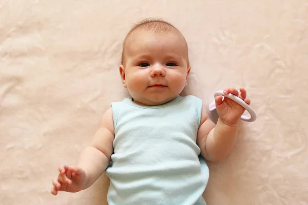 Sorridente Bambino Tre Mesi Body Blu Sdraiato Una Coperta Beige — Foto Stock