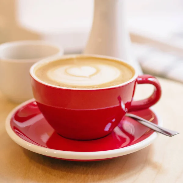 Κόκκινο Κύπελλο Ζεστό Καφέ Γάλα Ένα Τραπέζι Ένα Καφέ — Φωτογραφία Αρχείου