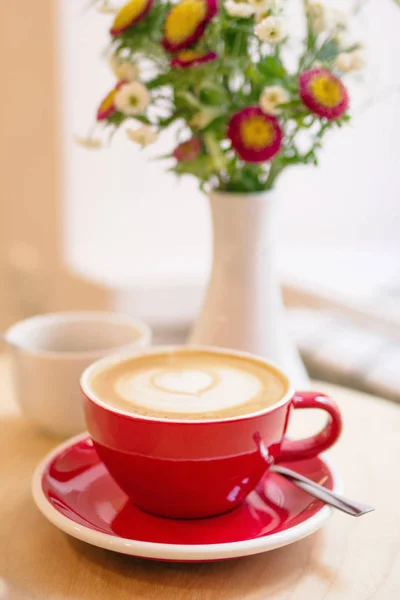 Κόκκινο Κύπελλο Ζεστό Καφέ Γάλα Και Βάζο Πολύχρωμα Λουλούδια Ένα — Φωτογραφία Αρχείου