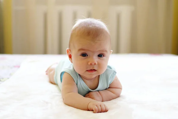 Linda Niña Arrastrándose Una Cama Casa — Foto de Stock