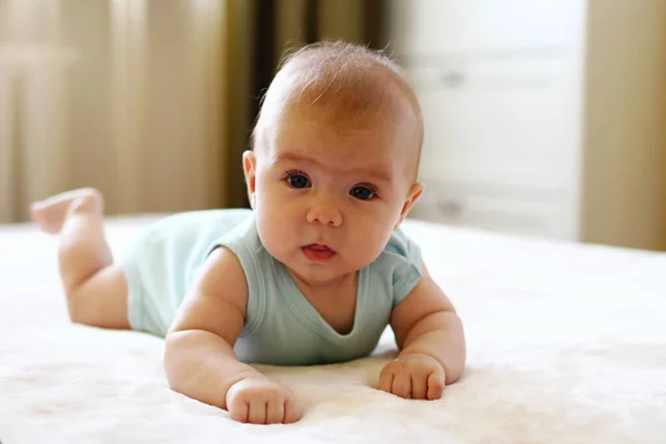 Retrato Niña Linda Una Cama — Foto de Stock