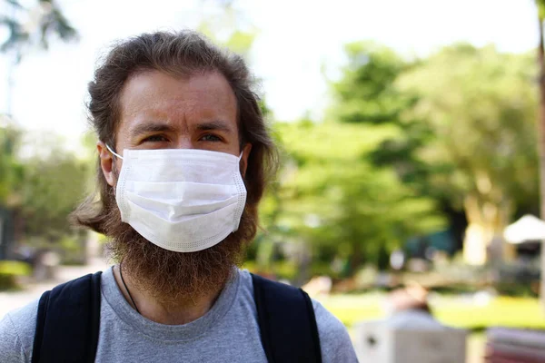 Európai Férfi Sétál Nyári Trópusi Parkban Orvosi Maszkot Hogy Megvédje — Stock Fotó