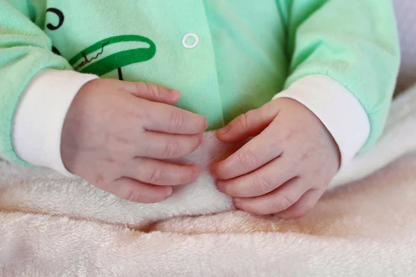 Tiny Delicate Hand Infant Child Beige Blanket — Stock Photo, Image