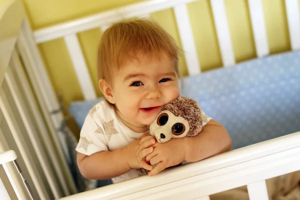 Adorable Sonriente Niña Año Está Abrazando Juguete Suave Después Despertarse — Foto de Stock