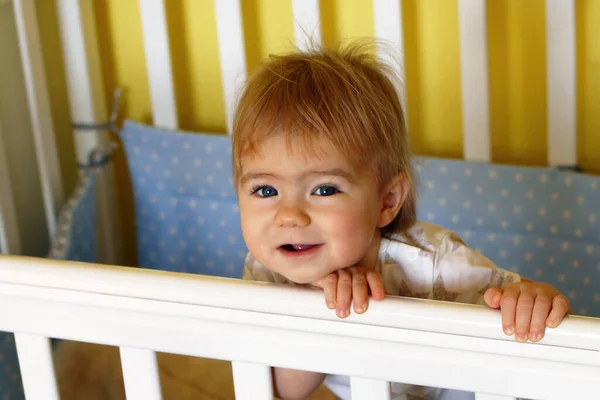 Feliz Niña Año Con Ojos Azules Rubia Después Despertarse Por — Foto de Stock