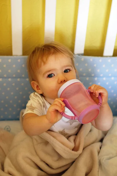 Χαριτωμένο Κορίτσι Ενός Έτους Μπλε Μάτια Και Ξανθιά Πίνει Νερό — Φωτογραφία Αρχείου