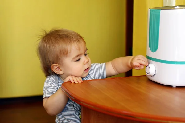 Niña Está Tratando Encender Humidificador Dormitorio — Foto de Stock