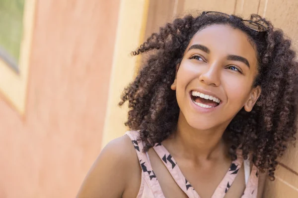 Gyönyörű kevert afro-amerikai lány tinédzser — Stock Fotó