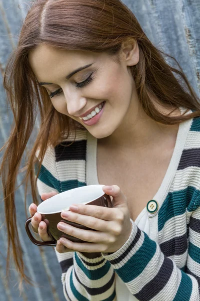 Όμορφη νεαρή γυναίκα πίνοντας καφέ κοπέλα — Φωτογραφία Αρχείου