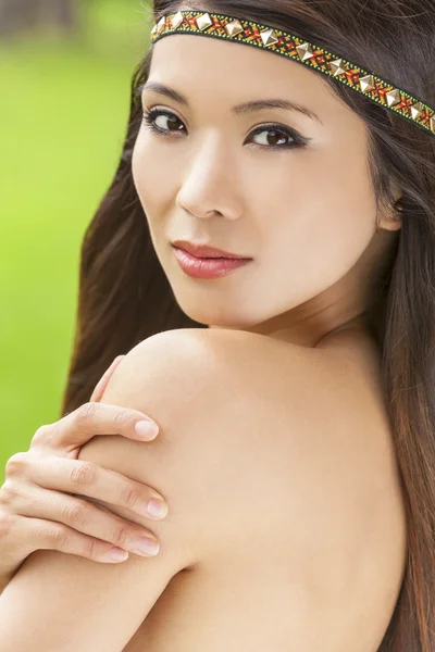 Belle asiatique chinois femme fille avec bandeau — Photo
