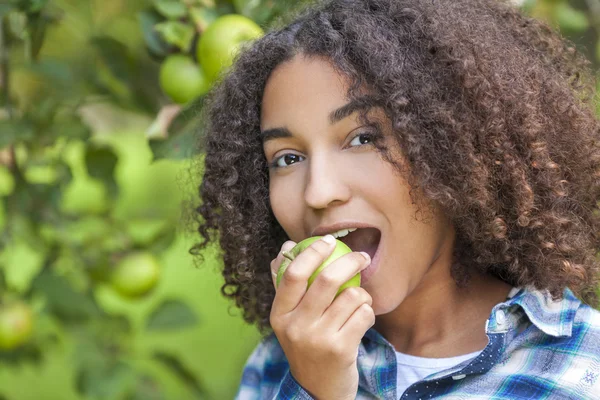 Razza mista afroamericana ragazza adolescente mangiare mela — Foto Stock