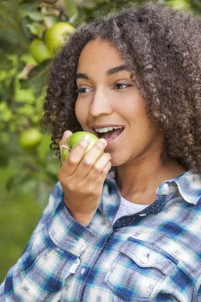 Gemischte Rasse afrikanisch-amerikanische Mädchen Teenager Apfel essen — Stockfoto