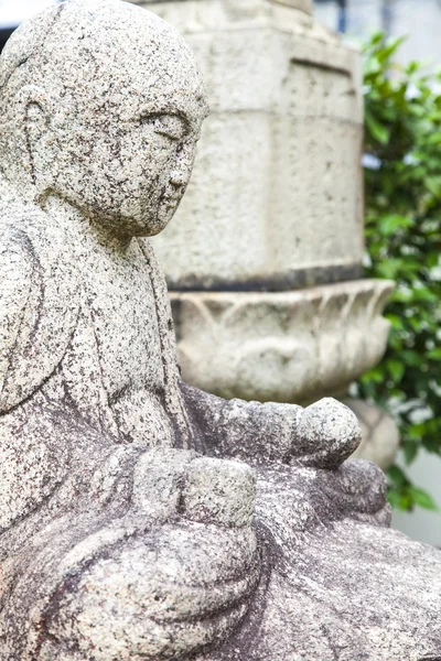 Boeddha standbeeld in boeddhistische tempel snijwerk — Stockfoto