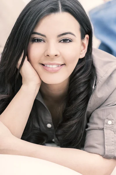 Hermosa mujer hispana sonriendo — Foto de Stock