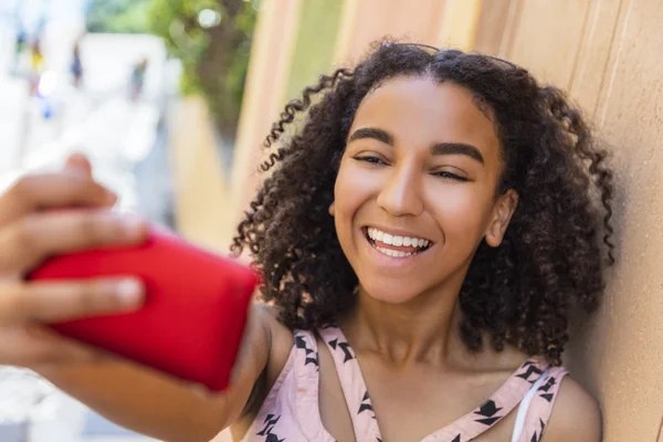 Mieszanej rasy African American Girl nastolatek biorąc Selfie — Zdjęcie stockowe