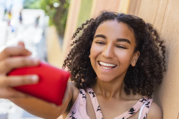 Mixta raza afroamericana chica adolescente tomando selfie —  Fotos de Stock