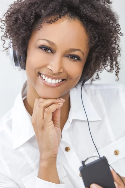 Afro-Amerikan kız mp3 player kulaklıklar için dinleme — Stok fotoğraf