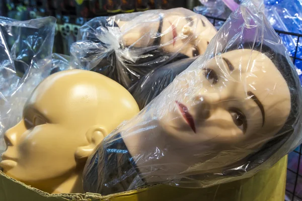 Manken Dükkanı kukla kafalar plastik torbalar — Stok fotoğraf