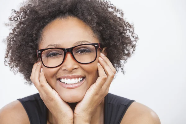 Смешанная раса афроамериканская девушка в очках — стоковое фото