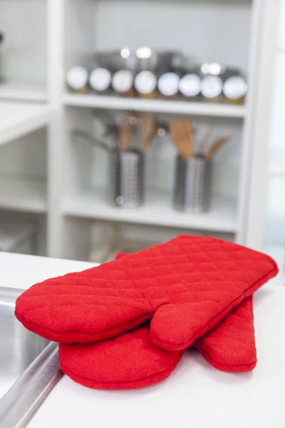 빨간 오븐 장갑 현대 주방 장갑 — 스톡 사진