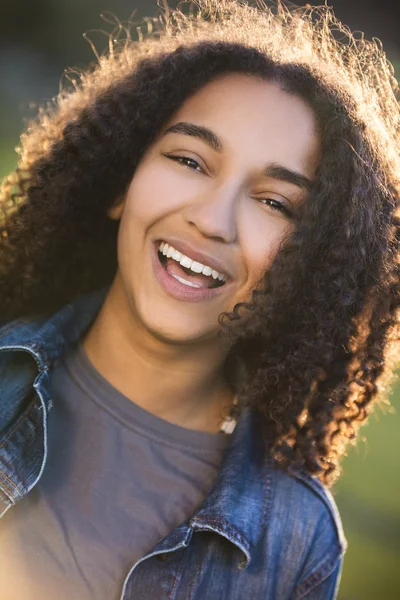 Gemengd ras African American Girl tiener met perfecte tanden — Stockfoto