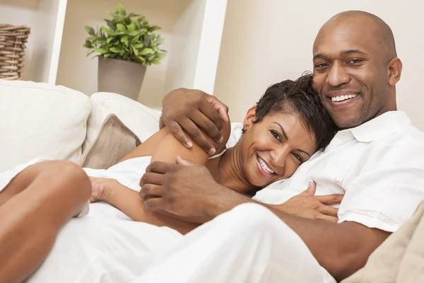 African American lycklig & kvinna par — Stockfoto