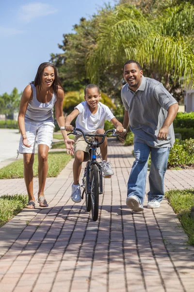 Africano família WIth menino equitação bicicleta & pais felizes — Fotografia de Stock