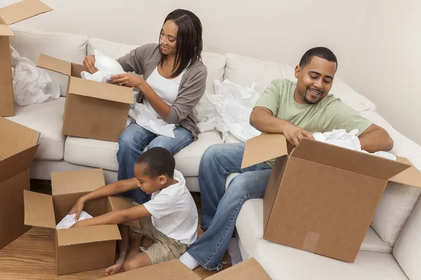 Afroamericana familia desembalaje cajas mudanza casa — Foto de Stock