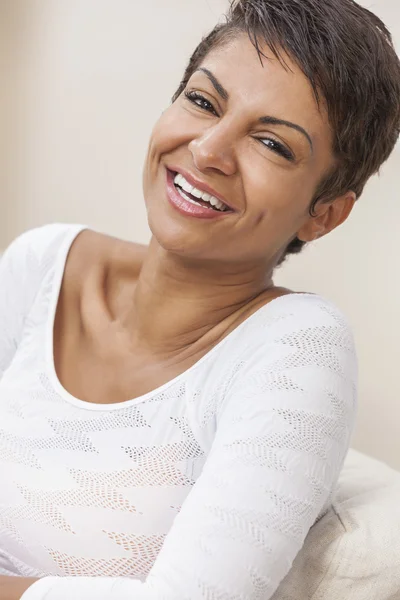 Feliz mulher afro-americana de meia-idade com dentes perfeitos — Fotografia de Stock