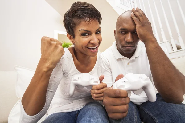 Afrikaanse Amerikaanse echtpaar plezier spelen video console spel — Stockfoto